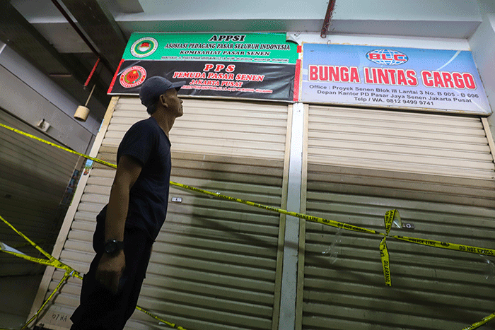 Garis polisi terpasang pada gudang pakaian bekas (thrifting) di Blok 3, Pasar Senen, Jakarta Pusat, Rabu (22/3/2023).