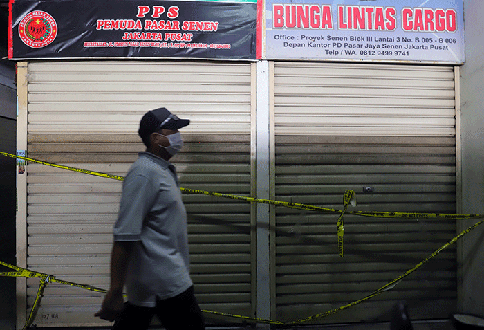Garis polisi terpasang pada gudang pakaian bekas (thrifting) di Blok 3, Pasar Senen, Jakarta Pusat, Rabu (22/3/2023).