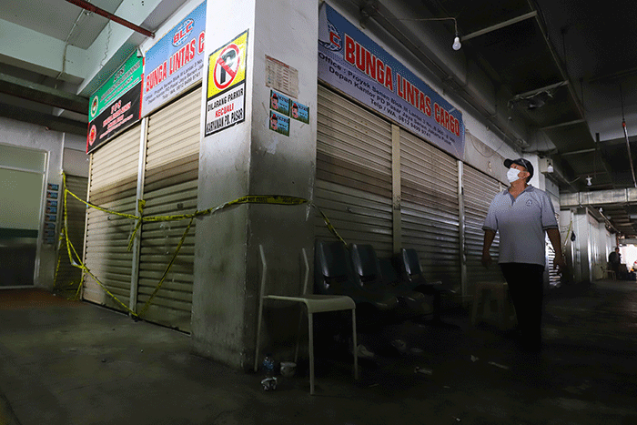 Garis polisi terpasang pada gudang pakaian bekas (thrifting) di Blok 3, Pasar Senen, Jakarta Pusat, Rabu (22/3/2023).