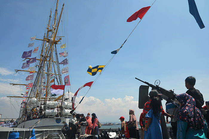 Sejumlah pengunjung menikmati kapal latih TNI AL, KRI Dewaruci yang berlabuh di Pelabuhan Tanjung Emas Semarang, Jawa Tengah, Rabu (22/3/2023).