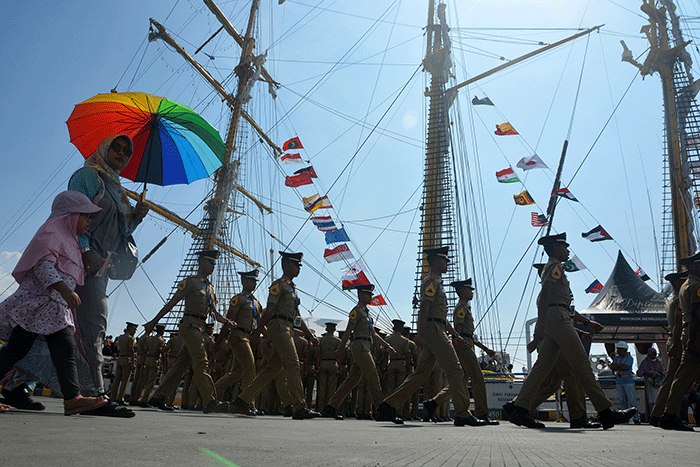 Sejumlah pengunjung menikmati kapal latih TNI AL, KRI Dewaruci yang berlabuh di Pelabuhan Tanjung Emas Semarang, Jawa Tengah, Rabu (22/3/2023).