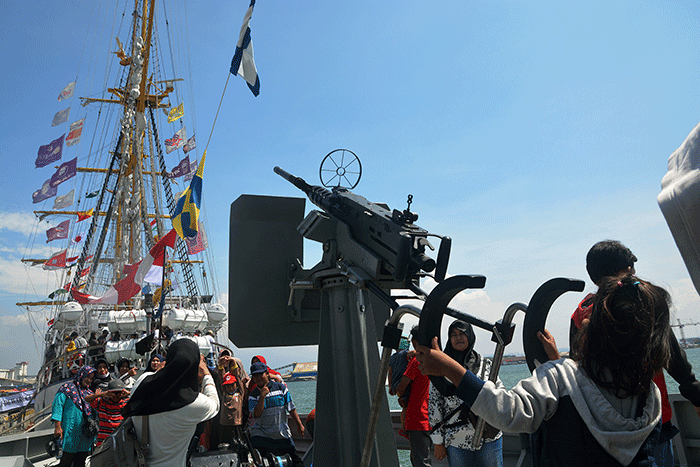 Sejumlah pengunjung menikmati kapal latih TNI AL, KRI Dewaruci yang berlabuh di Pelabuhan Tanjung Emas Semarang, Jawa Tengah, Rabu (22/3/2023).
