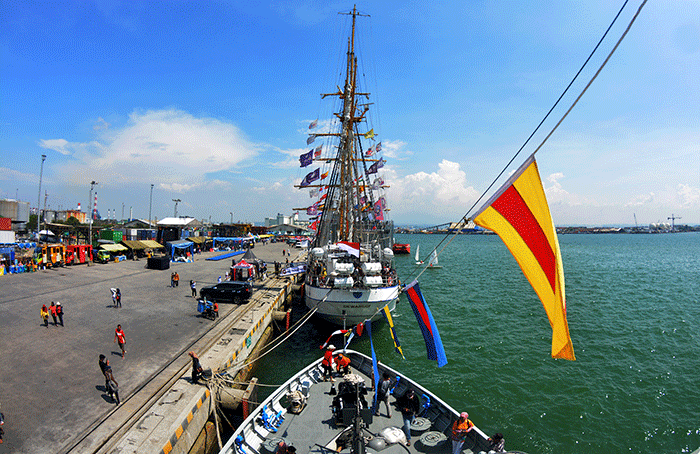 Sejumlah pengunjung menikmati kapal latih TNI AL, KRI Dewaruci yang berlabuh di Pelabuhan Tanjung Emas Semarang, Jawa Tengah, Rabu (22/3/2023).