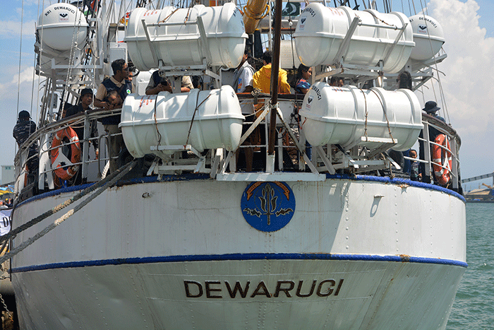 Sejumlah pengunjung menikmati kapal latih TNI AL, KRI Dewaruci yang berlabuh di Pelabuhan Tanjung Emas Semarang, Jawa Tengah, Rabu (22/3/2023).
