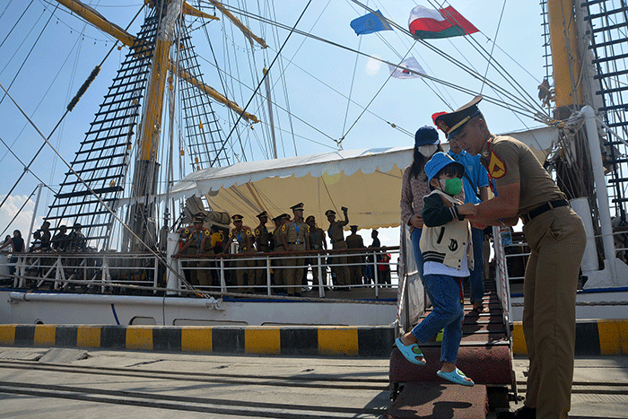 Sejumlah pengunjung menikmati kapal latih TNI AL, KRI Dewaruci yang berlabuh di Pelabuhan Tanjung Emas Semarang, Jawa Tengah, Rabu (22/3/2023).