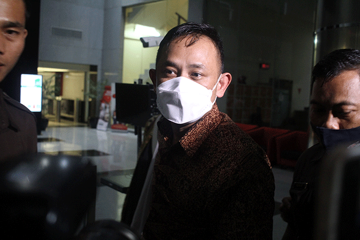 Kepala BPN Jakarta Timur Sudarman Harja Saputra usai menjalani pemeriksaan di Gedung Merah Putih KPK, Jakarta, Selasa  (21/3/2023).