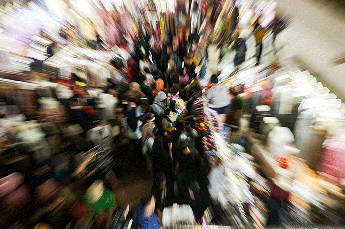 Suasana keramaian warga berkunjung di Pasar Tanah Abang, Jakarta Pusat, Rabu (22/3/2023).