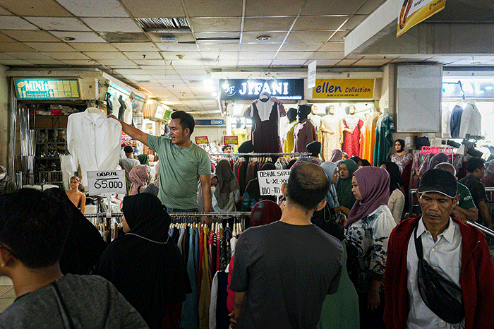 Suasana keramaian warga berkunjung di Pasar Tanah Abang, Jakarta Pusat, Rabu (22/3/2023).