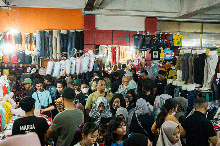 Suasana keramaian warga berkunjung di Pasar Tanah Abang, Jakarta Pusat, Rabu (22/3/2023).