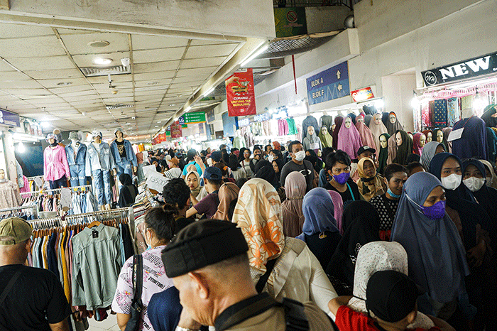 Suasana keramaian warga berkunjung di Pasar Tanah Abang, Jakarta Pusat, Rabu (22/3/2023).