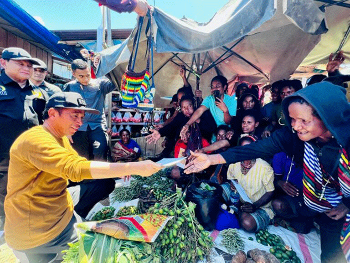 Presiden Joko Widodo mengunjungi Pasar Youtefa Lama, Kota Jayapura, Selasa (21/3/2023).