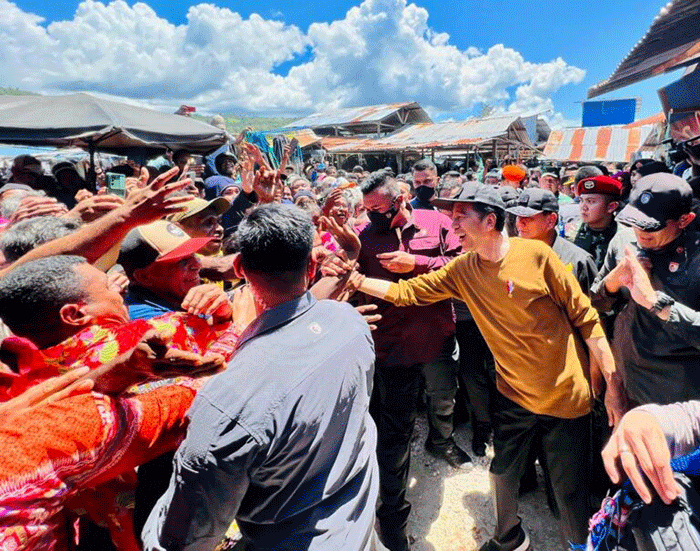 Presiden Joko Widodo mengunjungi Pasar Youtefa Lama, Kota Jayapura, Selasa (21/3/2023).