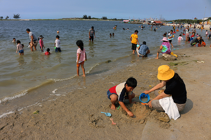 Pengunjung memadati wisata Taman Impian Jaya Ancol, Jakarta Utara, Rabu (22/3/2023).
