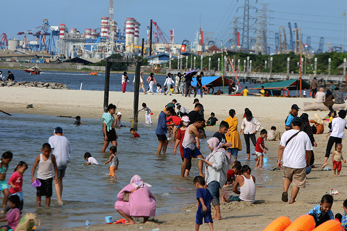 Pengunjung memadati wisata Taman Impian Jaya Ancol, Jakarta Utara, Rabu (22/3/2023).