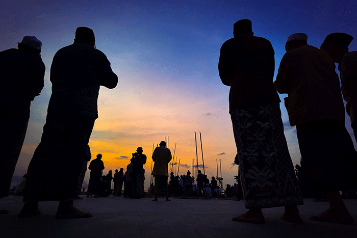 Petugas melakukan pemantauan hilal untuk menentukan awal Ramadan 1444 H di Masjid Al-Musari'iin Basmol, Kembangan, Jakarta Barat, (22/3/2023).