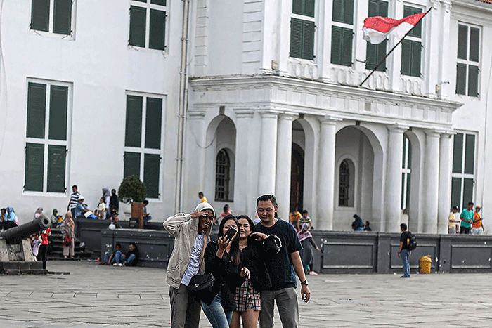 Warga berwisata di Taman Fatahillah, Kota Tua, Jakarta, Rabu (22/3/2023).