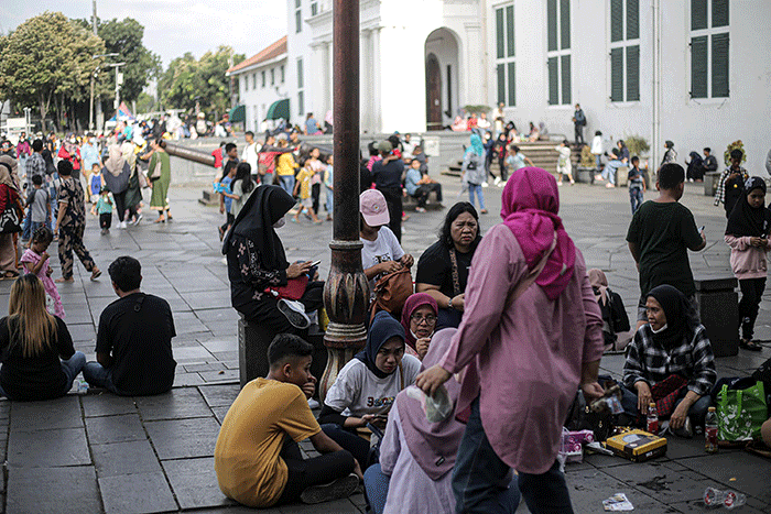 Warga berwisata di Taman Fatahillah, Kota Tua, Jakarta, Rabu (22/3/2023).