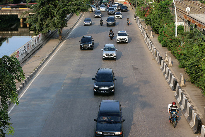 Suasana lalu lintas di kawasan Jalan Marta Dinata, Tanjung Priok, Jakarta tampak lenggang, Rabu (22/3/2023).