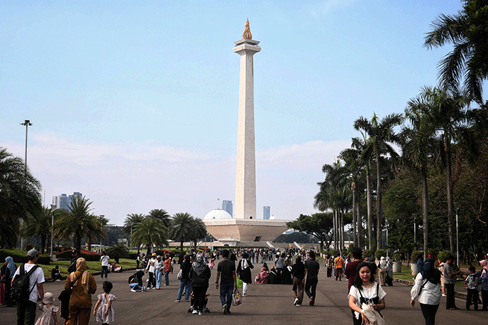 Pengunjung berwisata di kawasan Monumen Nasional (Monas), Jakarta, Rabu (22/3/2023).