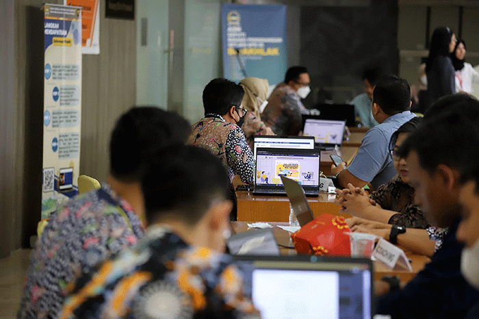 Karyawan dan staf kesekjenan DPR melakukan pelaporan Surat Pemberitahuan Tahunan (SPT) Pajak Pribadi di Gedung DPR, Senayan, Jakarta, Selasa (21/3/2023).