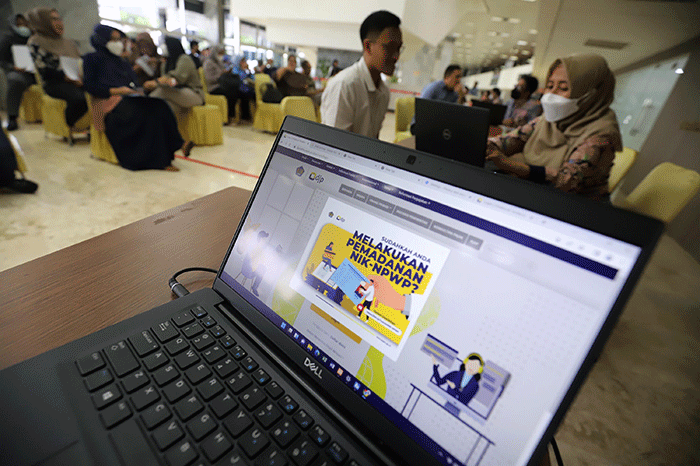 Karyawan dan staf kesekjenan DPR melakukan pelaporan Surat Pemberitahuan Tahunan (SPT) Pajak Pribadi di Gedung DPR, Senayan, Jakarta, Selasa (21/3/2023).