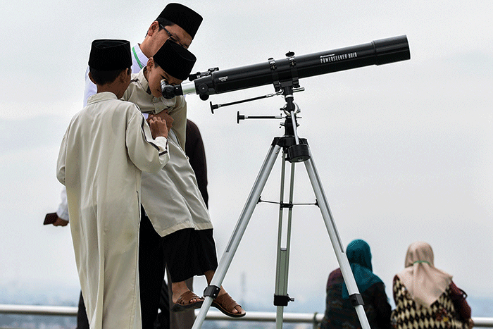 Kantor Wilayah Kementerian Agama Provinsi Sumatera Selatan bersama instansi terkait melakukan Rukyatul Hilal awal Ramadan 1444 H di helipad Hotel Aryaduta.