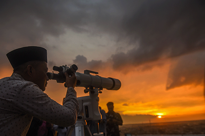 Kantor Wilayah Kementerian Agama Provinsi Sumatera Selatan bersama instansi terkait melakukan Rukyatul Hilal awal Ramadan 1444 H di helipad Hotel Aryaduta.