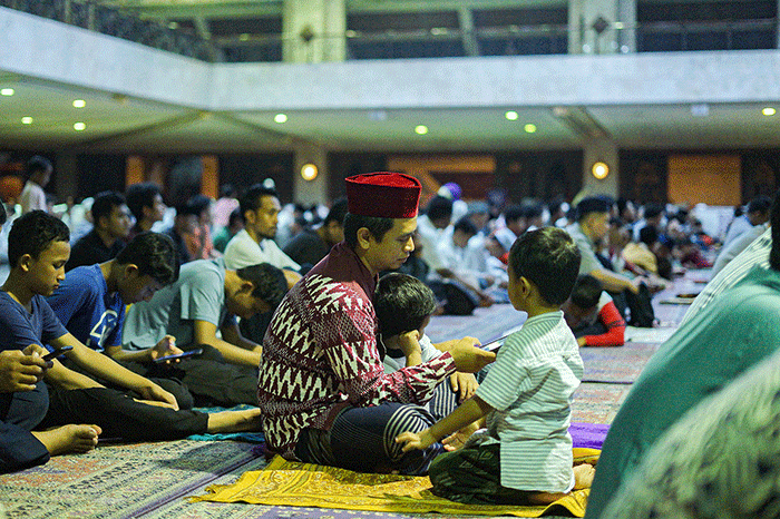 Sejumlah umat muslim melaksanakan ibadah salat tarawih di Masjid At-Tin, Jakarta Timur, Rabu (22/3/2023).