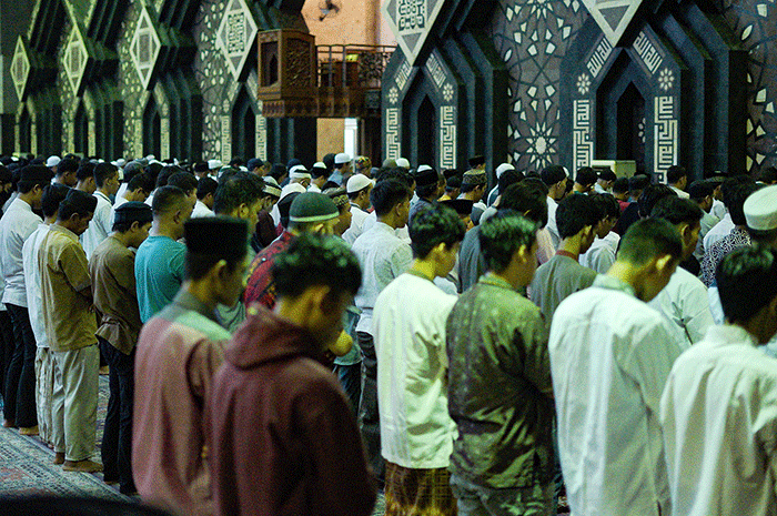 Sejumlah umat muslim melaksanakan ibadah salat tarawih di Masjid At-Tin, Jakarta Timur, Rabu (22/3/2023).