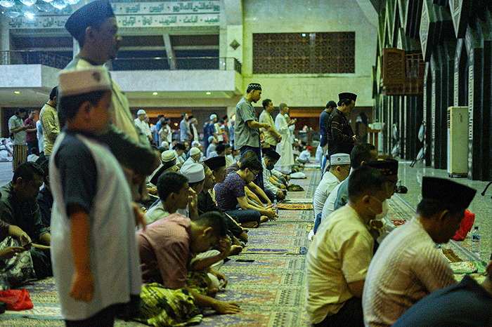 Sejumlah umat muslim melaksanakan ibadah salat tarawih di Masjid At-Tin, Jakarta Timur, Rabu (22/3/2023).