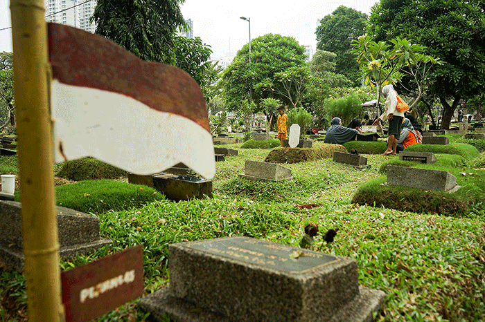 Warga melakukan ziarah makam keluarga di TPU Karet Bivak, Tanah Abang, Jakarta Pusat, Rabu (22/3/2023).