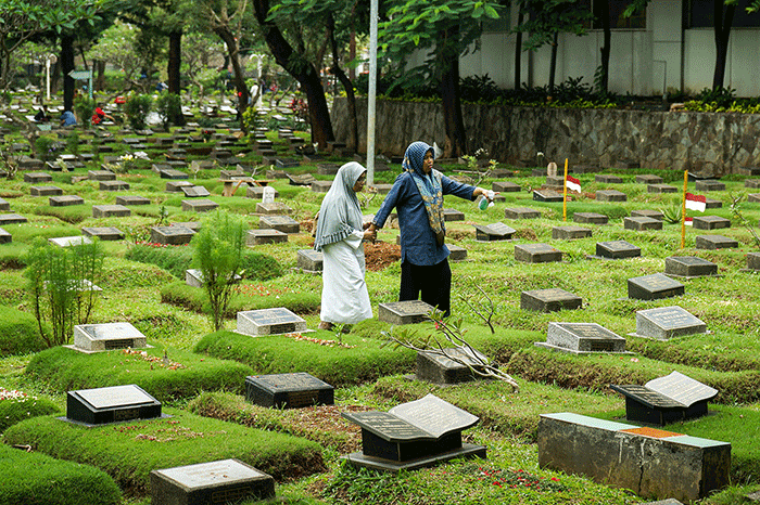 Warga melakukan ziarah makam keluarga di TPU Karet Bivak, Tanah Abang, Jakarta Pusat, Rabu (22/3/2023).