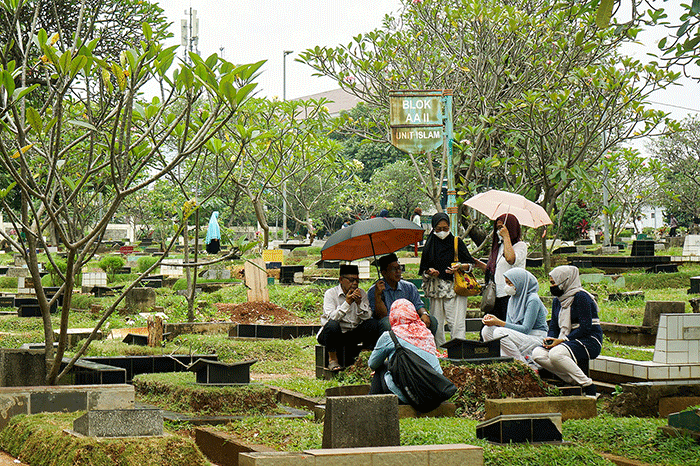 Warga melakukan ziarah makam keluarga di TPU Karet Bivak, Tanah Abang, Jakarta Pusat, Rabu (22/3/2023).