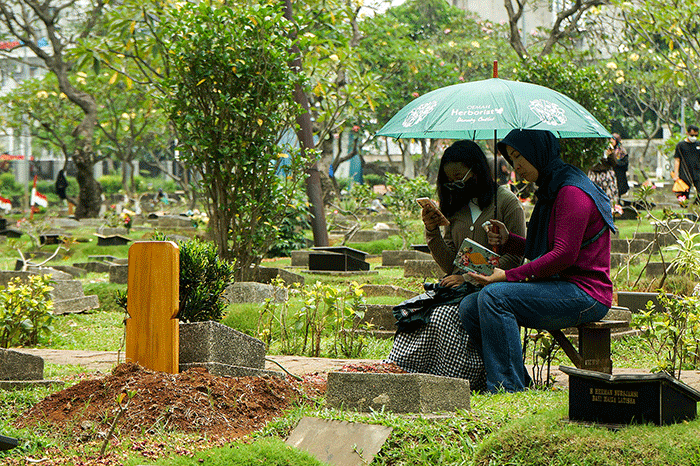 Warga melakukan ziarah makam keluarga di TPU Karet Bivak, Tanah Abang, Jakarta Pusat, Rabu (22/3/2023).