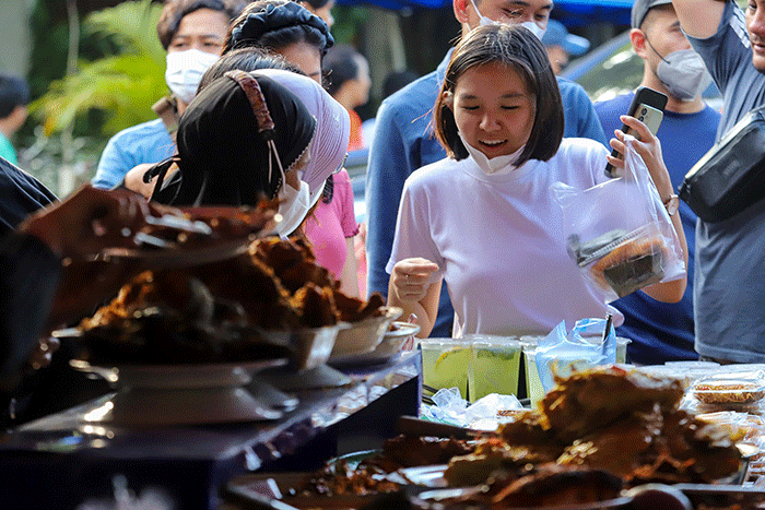 Warga saat membeli makan dan minuman untuk berbuka puasa di kawasan Bendungan Hilir, Jakarta Pusat, Kamis (23/3/2023).