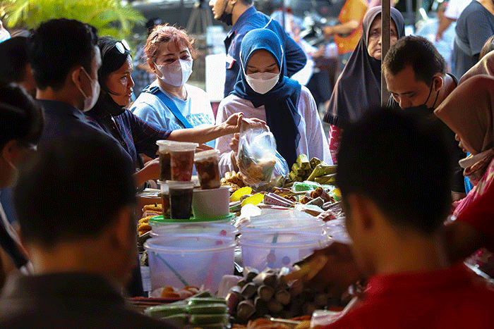 Warga saat membeli makan dan minuman untuk berbuka puasa di kawasan Bendungan Hilir, Jakarta Pusat, Kamis (23/3/2023).