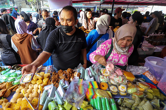 Warga saat membeli makan dan minuman untuk berbuka puasa di kawasan Bendungan Hilir, Jakarta Pusat, Kamis (23/3/2023).