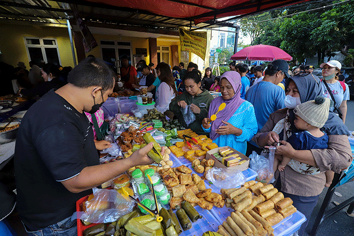Warga saat membeli makan dan minuman untuk berbuka puasa di kawasan Bendungan Hilir, Jakarta Pusat, Kamis (23/3/2023).