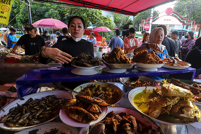 Warga saat membeli makan dan minuman untuk berbuka puasa di kawasan Bendungan Hilir, Jakarta Pusat, Kamis (23/3/2023).
