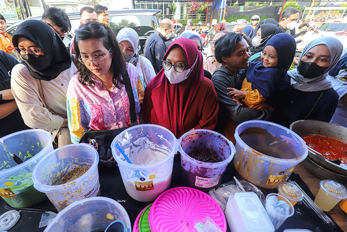 Warga saat membeli makan dan minuman untuk berbuka puasa di kawasan Bendungan Hilir, Jakarta Pusat, Kamis (23/3/2023).