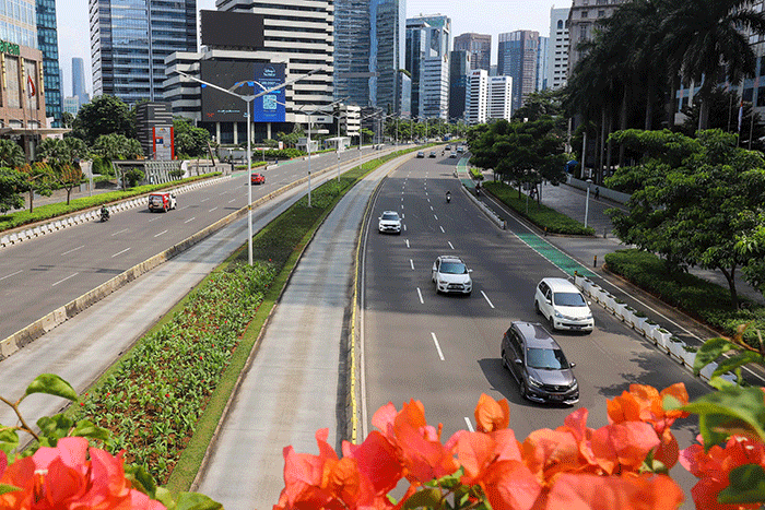 Kendaraan melintasi sejumlah ruas jalan di Jakarta, Kamis (23/3/2023).