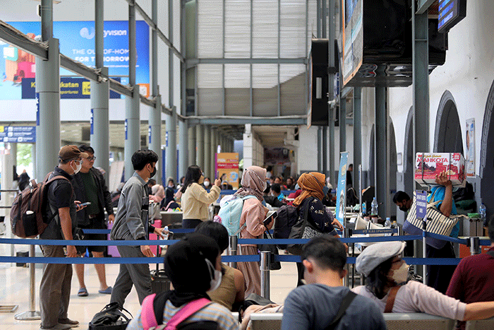 Penumpang memadati Stasiun Pasar Senen, Jakarta, Rabu (22/3/2023).