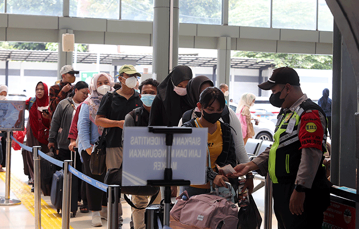 Penumpang memadati Stasiun Pasar Senen, Jakarta, Rabu (22/3/2023).