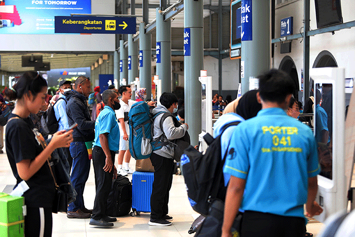 Penumpang memadati Stasiun Pasar Senen, Jakarta, Rabu (22/3/2023).