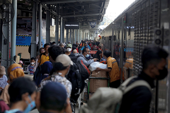 Penumpang memadati Stasiun Pasar Senen, Jakarta, Rabu (22/3/2023).