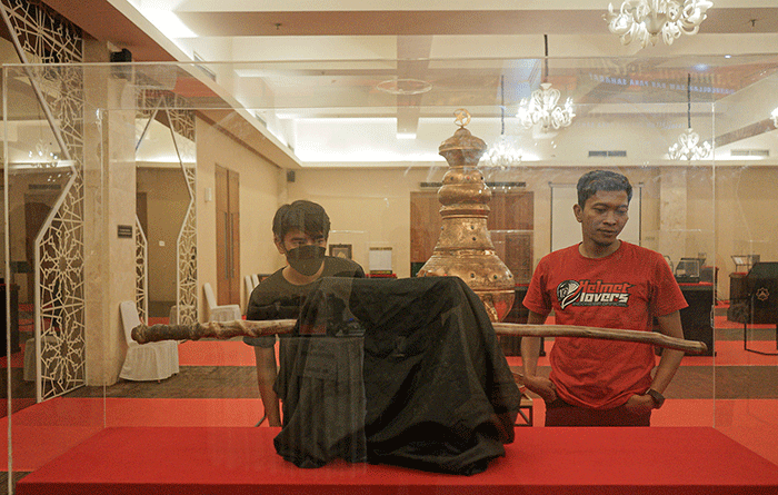 Pengunjung melihat pameran artefak peninggalan Nabi Muhammad di Masjid At-Tin, Jakarta Timur, Kamis (23/3/2023).