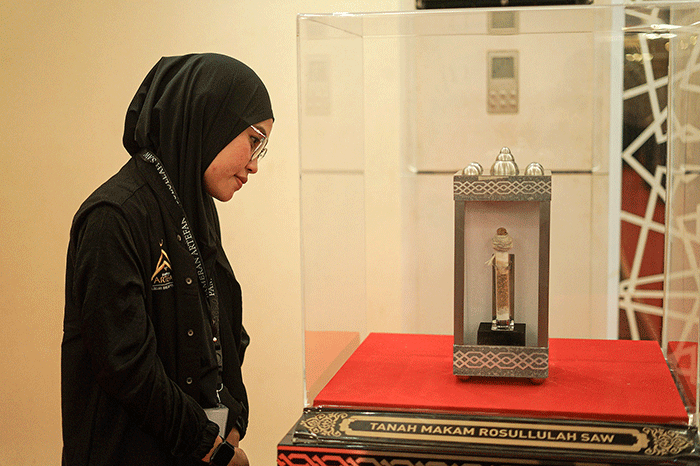 Pengunjung melihat pameran artefak peninggalan Nabi Muhammad di Masjid At-Tin, Jakarta Timur, Kamis (23/3/2023).