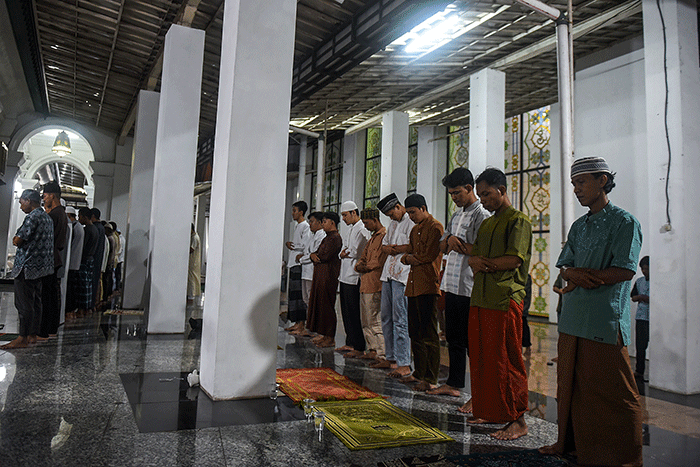 Ribuan umat Muslim Kota Palembang menunaikan Salat Tarawih perdana Ramadan 1444 H di Masjid Agung Sultan Mahmud Badaruddin Jayo Wikramo, Rabu (23/3/2023).
