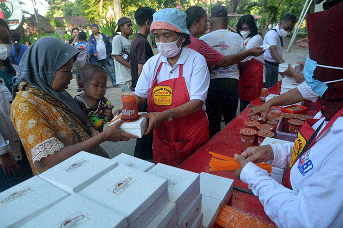 Ratusan warga mengantre untuk mendapatkan paket makanan untuk berbuka puasa yang dibagikan Tim Pelayanan Aksi Piring Kasih di Gereja Santa Theresia.