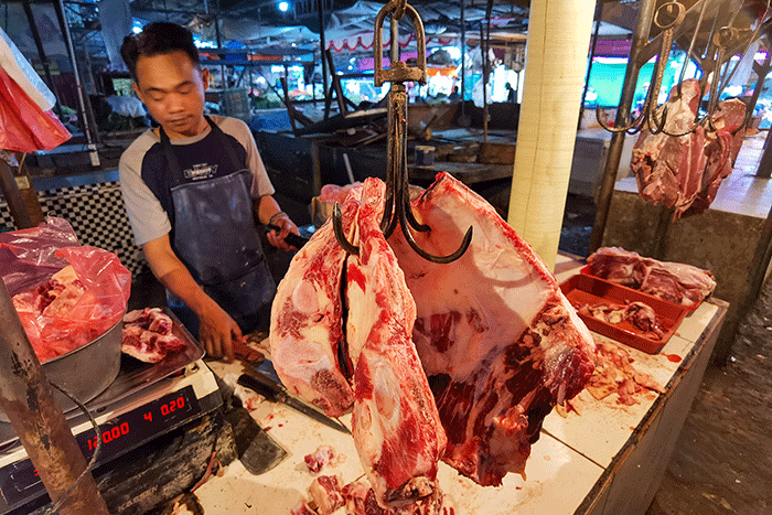 Pedagang daging sapi saat menunggu pembeli di pasar Kebayoran Lama, Jakarta Selatan, Kamis (23/3/2023).